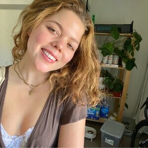 Meet your Posher, Flora